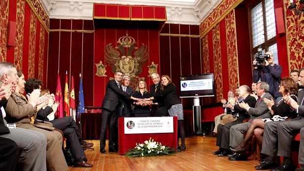 Gutiérrez, Palacín, Rubio, Tolón y Rodríguez se dan la mano en la Sala Capitular