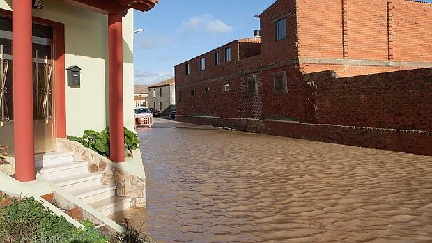 Calle inundada en la localidad zamorana de Benegiles