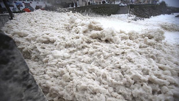 La espuma del mar llevada por el viento salta hasta el paseo marítimo en A Guarda (Pontevedra)