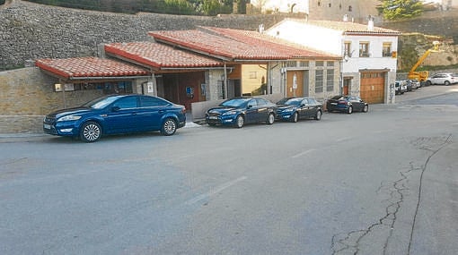 Imagen de los coches oficiales del Consell aparcados en Morella