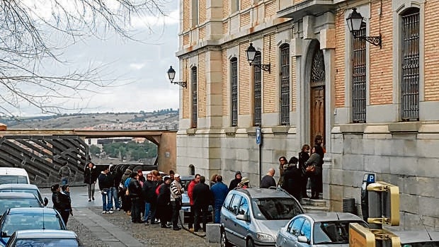 Largas colas en la Diputación para apuntarse a la Bolsa de Trabajo