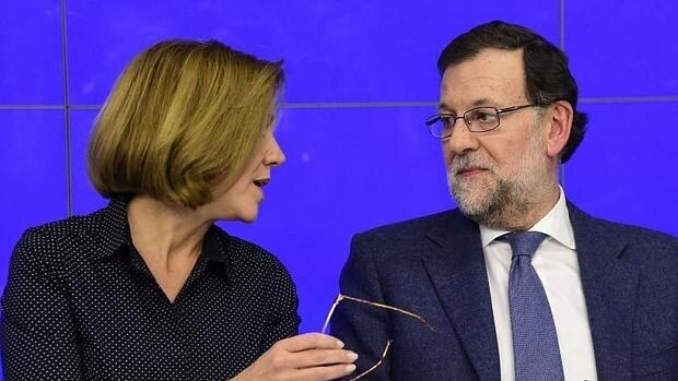 Rajoy conversa con María Dolores de Cospedal