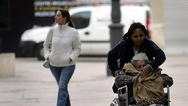 Una mujer se protege del frío en Valencia