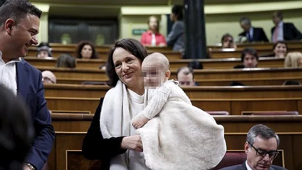 Carolina Bescansa, Podemos, suele llevar a su pequeño a actos oficiales o reuniones