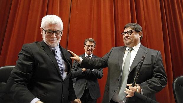 Abalde (derecha) recibe el bastón de mando de manos de Armesto, en presencia del presidente de la Xunta