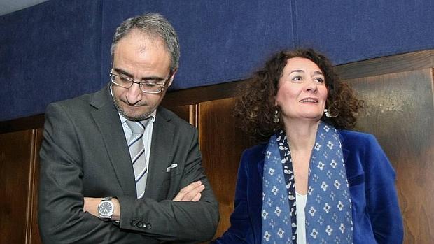 La alcaldesa de Ponferrada, Gloria Fernández Merayo, junto al portavoz del PSOE, Olegario Ramón