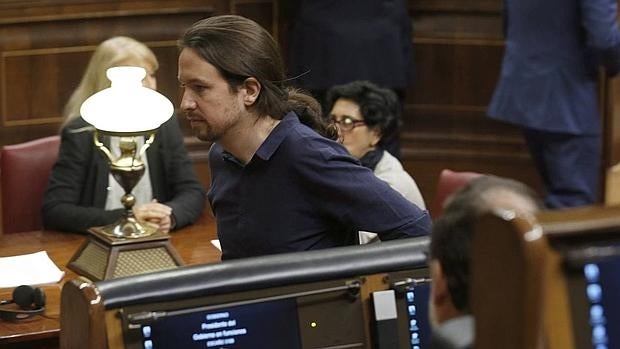 Los diputados de Podemos prometen «acatar la Constitución y trabajar para cambiarla»