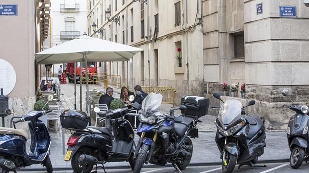 Motocicletas estacionadas ante la salida de emergencia del Principal