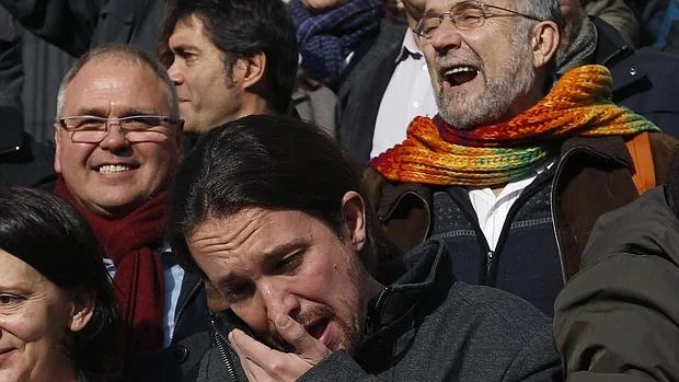 El diputado Pablo Iglesias, emocionado durante la «foto de familia» en las escaleras del Congreso