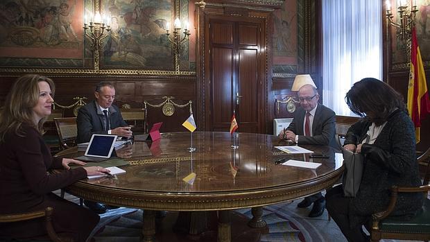 La consejera canaria de Hacienda, Rosa Dávila (i.), en una reciente reunión con el ministro Cristóbal Montoro