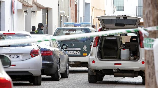 Vehiculos de la Guardia Civial a las puertas del domiciio donde se produjo el asesinato