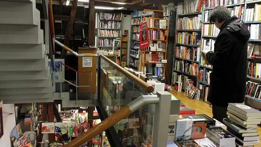 Interior de la librería Hojablanca