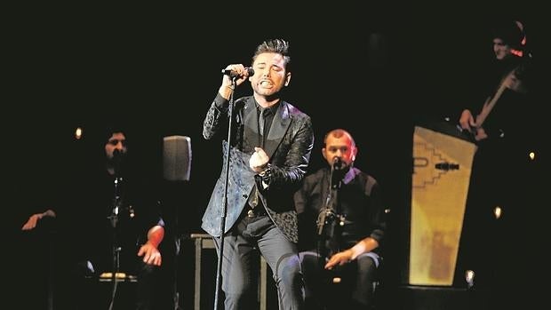 Miguel Poveda, durante su actuación de este martes en el Teatro Compac Gran Vía de Madrid