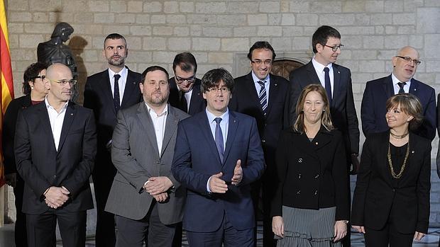 Los nuevos consejeros de la Generalitat prometen sus cargos sin aludir al Rey ni a la Constitución