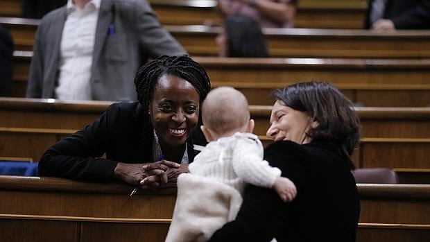 La diputada de Podemos, Carolina Bescansa acudió con su bebé , que fue el centro de atención