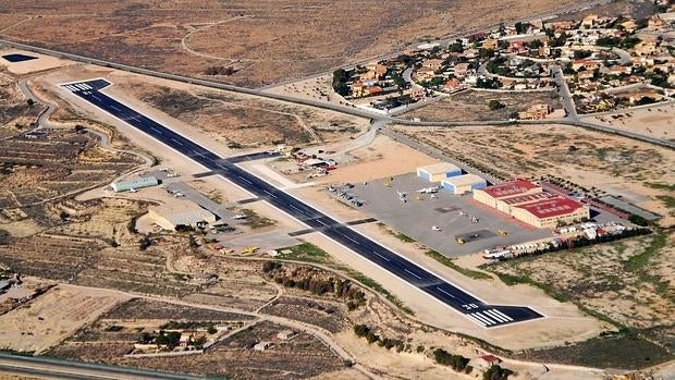 Panorámica actual del aeródromo de Mutxamel, con la pista, los hangares y la urbanización Río Park