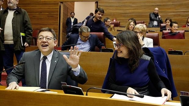 Ximo Puig y Mónica oltra sonríen durante la sesión de control