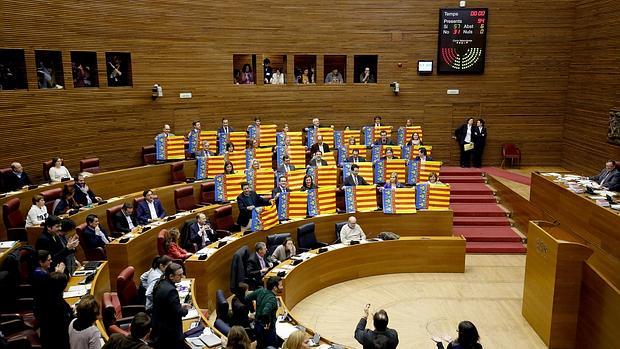 Imagen de los diputados del PP con las senyeras en las Cortes Valencianas