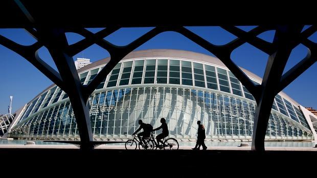 Imagen de un grupo de turistas en la Ciudad de las Artes y las Ciencias de Valencia