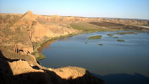 El tendido eléctrico esttá muy cerca del impresionante monumento natural de las Barrancas