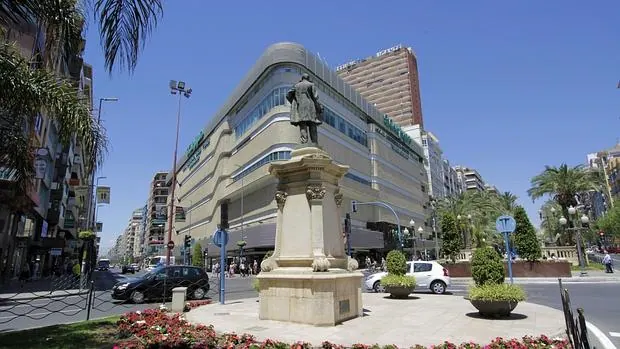 Cruce entre Federico Soto y Maisonnave, dos de las principales vías comerciales de Alicante