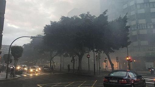 Una densa humareda cubrió la avenida Mesa y López