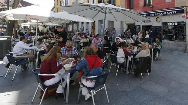 Comensales en una terraza madrileña ubicada junto al Mercado de San Miguel, en primavera de 2015