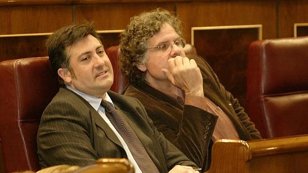 Joan Puigcercós (izq.), portavoz de ERC en la legislatura que comenzó en 2004, junto al también diputado Joan Tardá