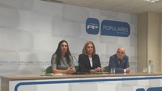 María del Carmen Hernández Bento (i.), Mercedes Roldós y Borja Benítez de Lugo, este martes en un instante de la rueda de prensa