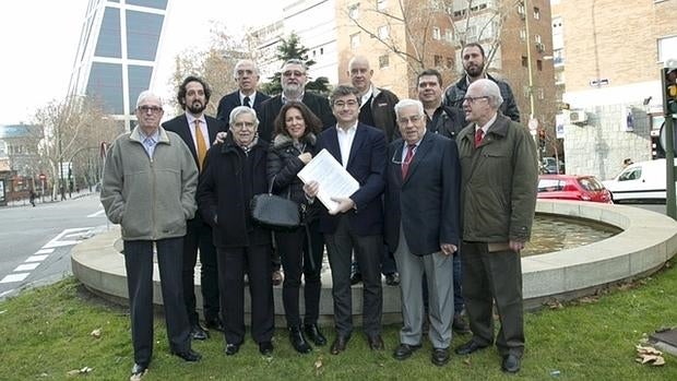 Representantes de las asociaciones vecinales que han firmado el manifiesto