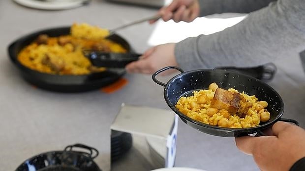 Los asistentes pudieron degustar arroces cocinados en el momento