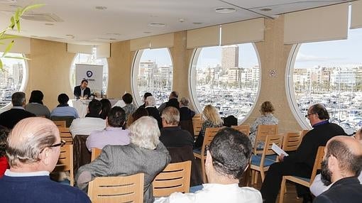 El simposio se ofreció con las vistas del Dársena como acompañamiento