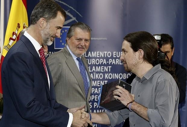 Don Felipe recibe un regalo de Pablo Iglesias en Bruselas en abril del año pasado