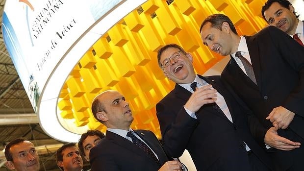 Gabriel Echávarri y César Sánchez, en Fitur, junto a Ximo Puig