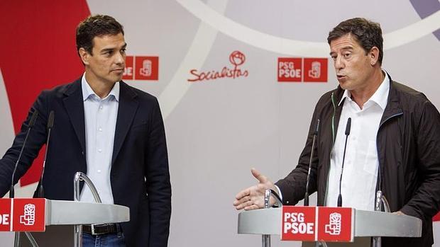 Pedro Sánchez (c), junto al secretario del PSdeG-PSOE, Jose Ramón Gómez Besteiro (d)