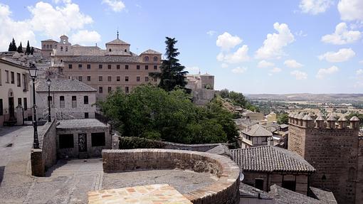 Desde este mirador se pueden tomar imágenes de la Vega toledana y el Hospital Tavera