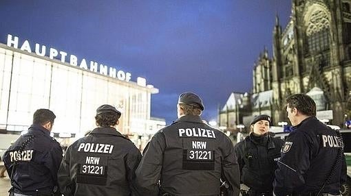 Varios policías patrullan cerca de la estación central de tren de Colonia, Alemania