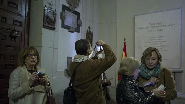 Varios visitantes fotografían la inscripción donde fueron hallados los restos de Cervantes en las Trinitarias