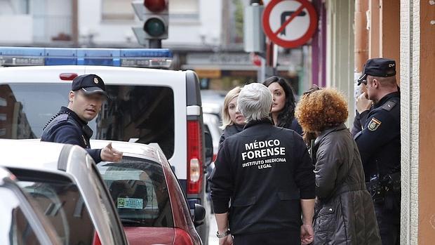 Policías y forenses esperan en la puerta del domicilio de los ancianos