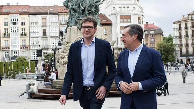 Xabier Agirre (derecha), junto al alcalde de Vitoria, Gorka Urtaran, el pasado mes de junio