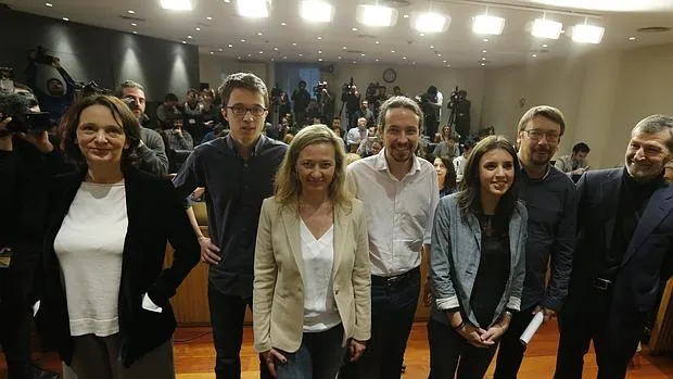 Pablo Iglesias con los miembros de su «gobierno en la sombra»