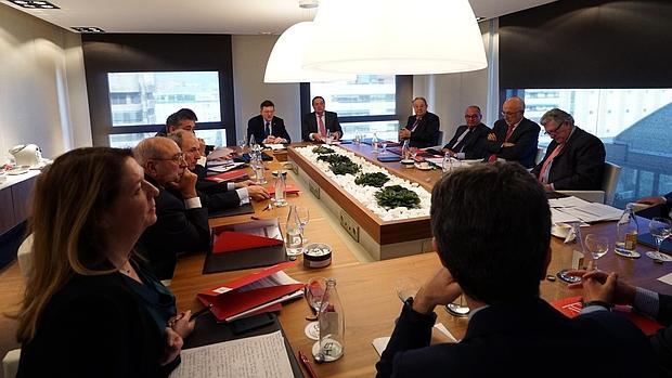 Imagen de la reunión de la junta directiva de AVE con el presidente de la Generalitat