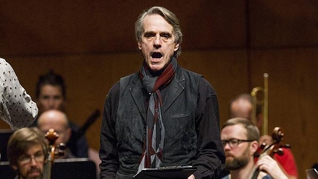 El actor británico Jeremy Irons, durante un ensayo del concierto «Beethoven e Irons»