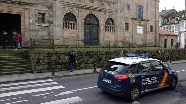 Un coche policial pasa delante del convento de las Mercedarias de Santiago