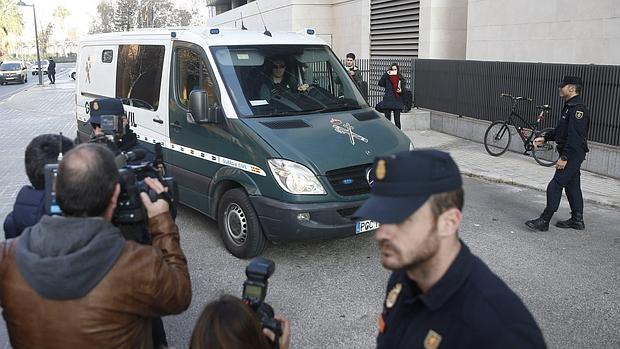 Imagen de la llegada de uno de los detenidos a la Ciudad de la Justicia de Valencia