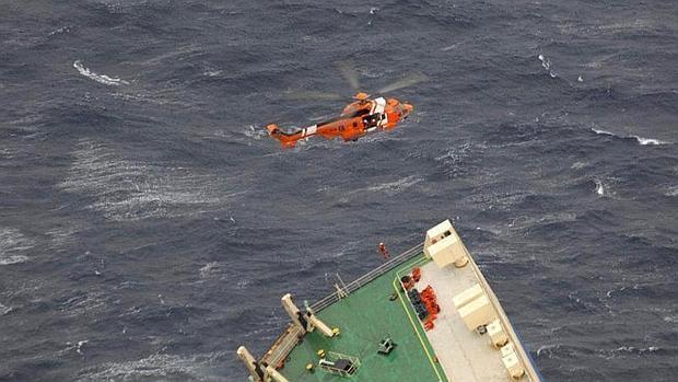 n helicóptero de Salvamento Marítimo durante las labores de rescate