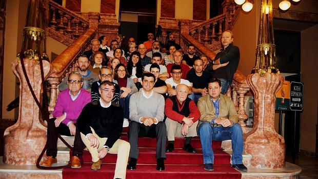 Antonio López, junto al alcalde de Albacete, sentados en las escalinata del ayuntamiento con los alumnos