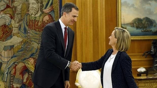 El Rey y la portavoz de Coalición Canaria, Ana Oramas, en el Palacio de la Zarzuela