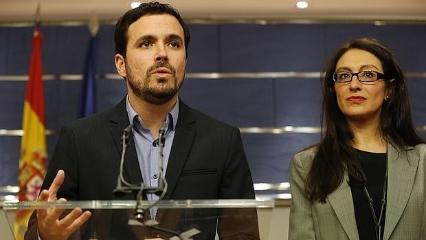 Alberto Garzón comparecen en el Congreso junto a Sol Sánchez tras su segunda reunión con el Rey