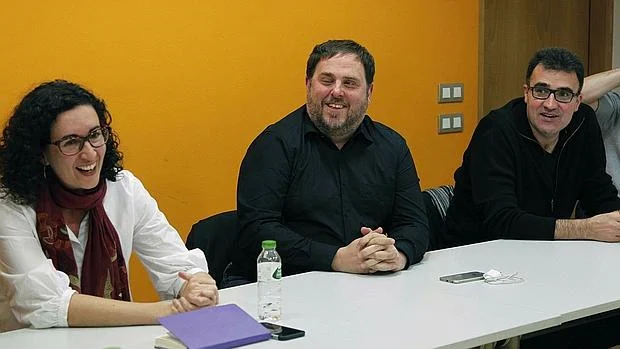 El presidente de ERC, Oriol Junqueras (c), junto a Marta Rovira (i) y Lluis Salvadó,
